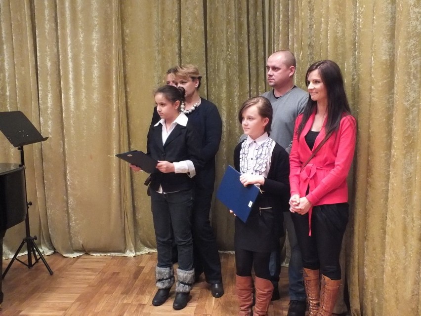 Kraśniccy uczniowie dostali stypendia z rąk burmistrza Włodarczyka (ZDJĘCIA, LISTA NAGRODZONYCH)