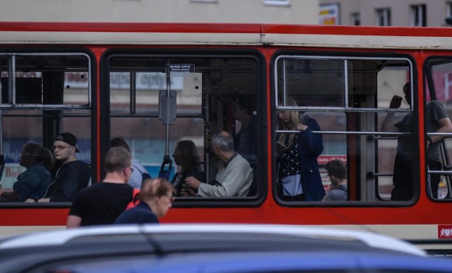 W upalne dni podróż komunikacją autobusami, tramwajami i kolejkami SKM bywa drogą przez mękę