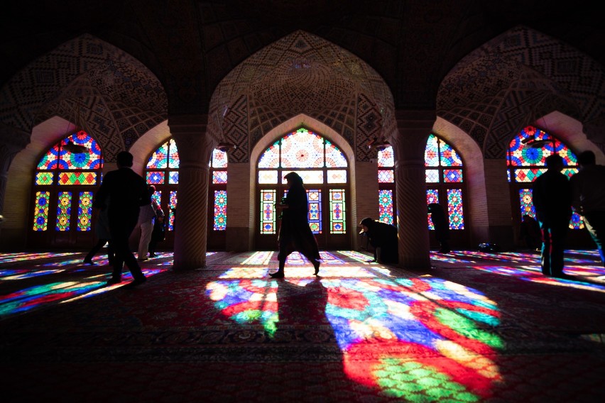 Malbork. Jadą starą karetką przez świat. Iran (odc. 6) - w "Domu Wiedzy" i na największej wyspie Zatoki Perskiej 