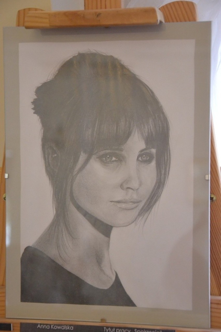 Anna Kowalska z Lipna kreśli ołówkiem realistyczne portrety