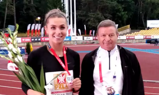 Klaudia Adamek została wicemistrzynią Polski w biegu na 100 m, poprawiając o 0,1 s. swój rekord życiowy. Na zdjęciu z trenerem Romanem Marciniakiem