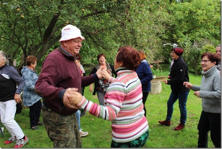 Seniorzy "Zawsze Młodzi” z Trąbek Wielkich pożegnali lato biesiadą. Zobaczcie zdjęcia!