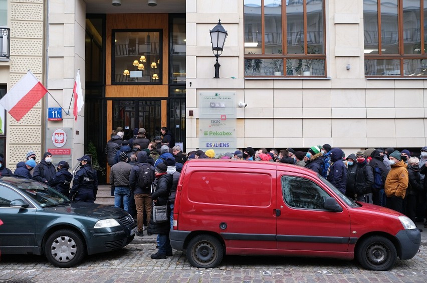 Banknot i moneta z Lechem Kaczyńskim już w obiegu. Tłumy przed siedzibą BGK