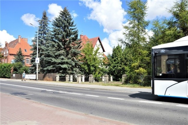 Około 200-metrowa działka przy ul. Sikorskiego w Malborku stoi pusta od sierpnia 2022 r., gdy wyburzono pomnik "z gwiazdą".