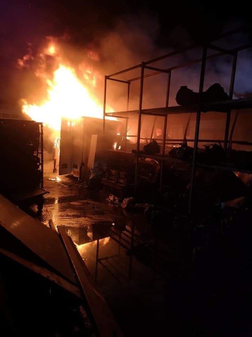 Pożar samochodów w warsztacie samochodowym  przy ul. Ślesińskiej w Koninie.