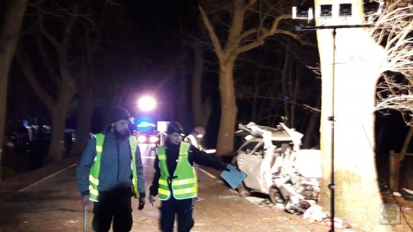 Wypadek w Ligocie Prószkowskiej. Na miejscu zginęły trzy osoby: 35-letni mężczyzna, 30-letnia kobieta i półroczne dziecko