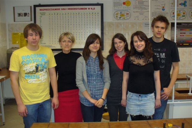Na zdjęciu od lewej: Wojciech Zaraś, Wioletta Marcinkowska (nauczyciel chemii), Karolina Mechelewska, Aleksandra Mikołajczak, Katarzyna Krok i Łukasz Walczak.