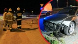 Auto rozbite, a kierowca uciekł. Kierowca audi A8 wjechał w bariery na wiadukcie w Opolu