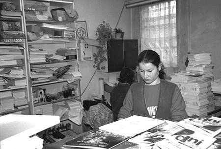 Stażystka Lucyna Marczak (na pierwszym planie) w introligatorni będzińskiej drukarni. Fot. W. W. Wacławek