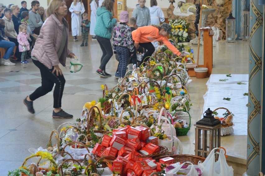 W parafii Miłosierdzia Bożego w Żukowie święcili pokarmy i składali ofiary dla ubogich - ZDJĘCIA