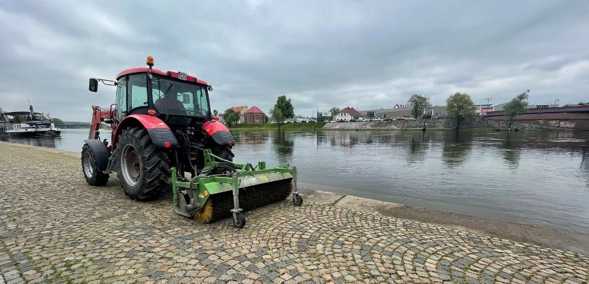 Wiosenne porządki na gorzowskich bulwarach. W ruch poszły pędzle i wałki malarskie! 