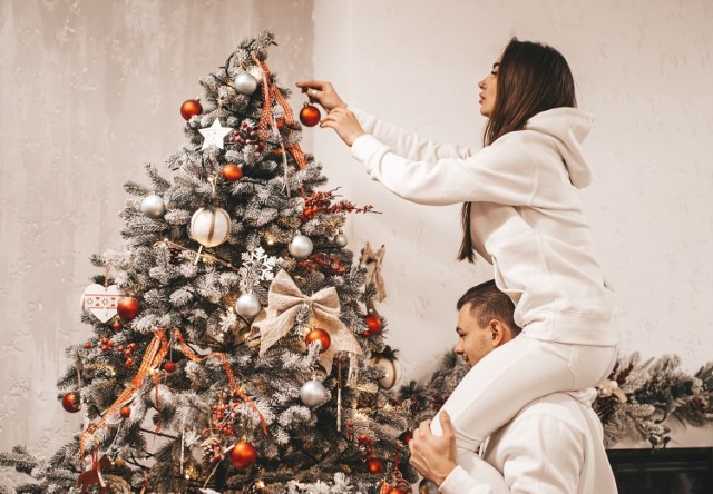 Wspólne dekorowanie choinki bożonarodzeniowej to świetny pomysł na rodzinne spędzenie czasu z bliskimi. Dodatkowo dobrą zabawą może być wspólne szykowanie dekoracji, które zawisną na drzewku.