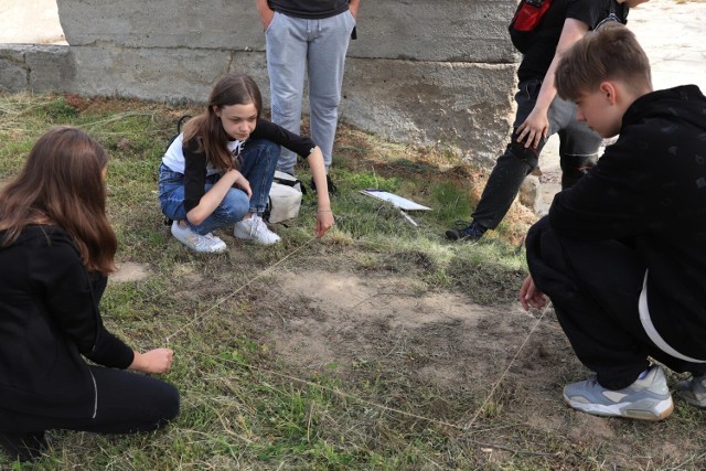 Centralne Muzeum Jeńców Wojennych w Łambinowicach prowadzi zajęcia edukacyjne przybliżające specyfikę pracy archeologa.