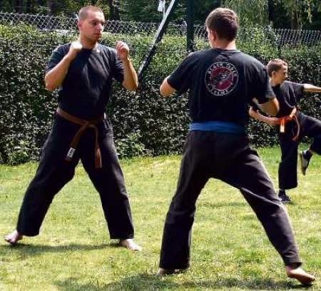 Podczas treningów na łonie natury najmłodsi adepci kung-fu biorą przykład z instruktorów, by dorównać ich umiejętnościom w przyszłości.