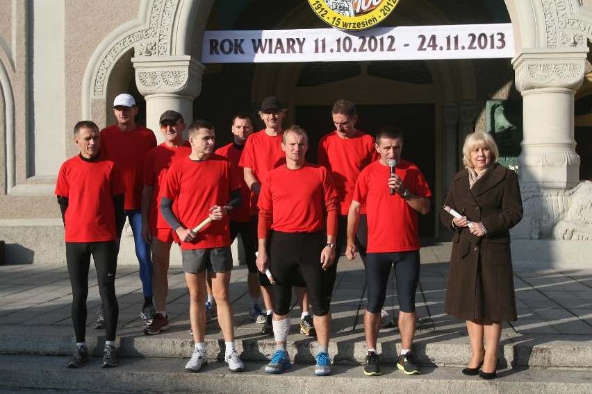 Maratończy rozpoczęli papieską sztafetę z Rudy Śląskiej do Wadowic. Przebiegną 162 km