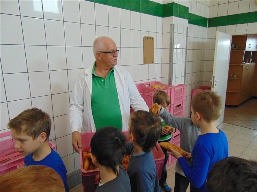 Dzieci odwiedziły piekarnię w Kłobucku [FOTO]