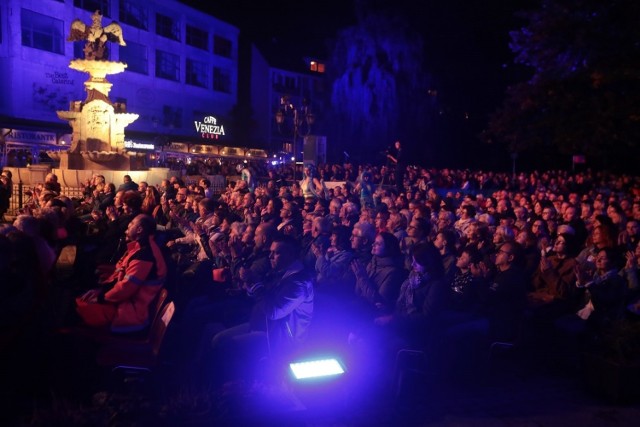 Widowiskowy koncert pod hasłem "Pożegnanie lata" odbył się na placu Orła Białego w Szczecinie. Na mieszkańców czekała nie tylko muzyka, ale też iluminacje. Podświetlono Pałac pod Globusem i fontannę. Były też pokazy akrobacji i tańca. 

Wystąpili m.in. Waldemar Malicki, Chór Akademii Morskiej, Orkiestra Filharmonii Koszalińskiej oraz teatr ruchu Ocelot. 

Publiczność dopisała. Na placu Orła Białego zgromadził się tłum.