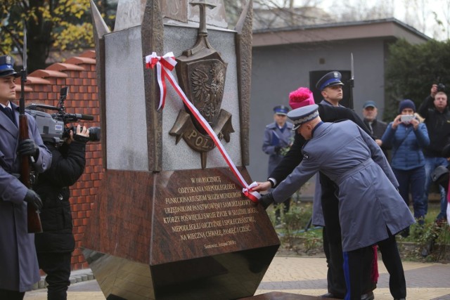 Sosnowiec: uroczyste odsłonięcie pomnika na 100. lecie niepodległości Polski przy katedrze NMP