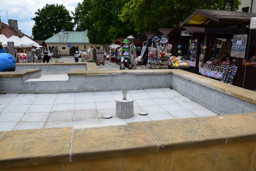 Sandomierska fontanna na Małym Rynku czeka na remont. Na razie korzystają z niej pluszaki - zobacz zdjęcia