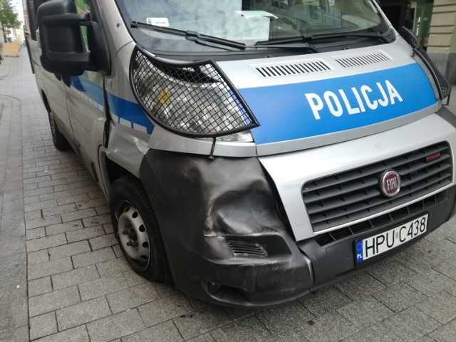 Do widowiskowego pościgu za kierowcą porsche doszło w niedzielę rano w Poznaniu. 47-letni mężczyzna uciekał przed policją w centrum, w tym także po płycie Starego Rynku. Ostatecznie "zatrzymał się" w bramie wejściowej do parku Chopina.

Zobacz kolejne zdjęcie --->