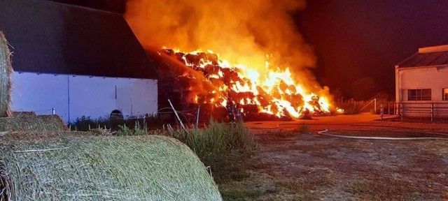 Jak informuje nas mł. bryg. Krzysztof Ferensztajn, zgłoszenie wpłynęło o godzinie 21.13. W akcji gaśniczej udział wzięło 10 zastępów OSP i PSP z powiatów inowrocławskiego i mogileńskiego