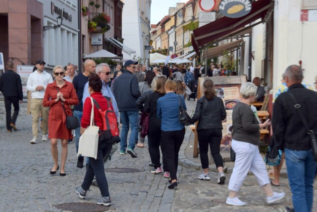 W niedzielę, 5 września Sandomierz jak zwykle przeżywał prawdziwe oblężenie. Rynek już z samego rana wypełnił się turystami, których przybywało z każdą godziną. Turystów nie brakowało nad Wisłą oraz na uliczkach wokół Starego Miasta.

Zobaczcie zdjęcia>>>