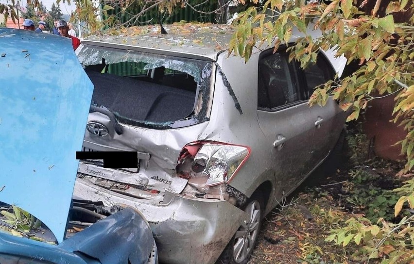 W Końskich kierujący samochodem uderzył w dwa zaparkowane auta i w drzewo. Nie chciał opuścić dymiącego pojazdu, był nietrzeźwy. Zdjęcia