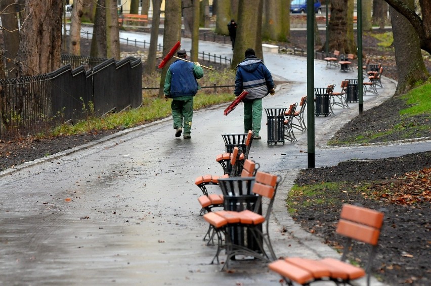 Ogród Saski w Lublinie: Zarówno nowe ławki, jak i ażurowe...