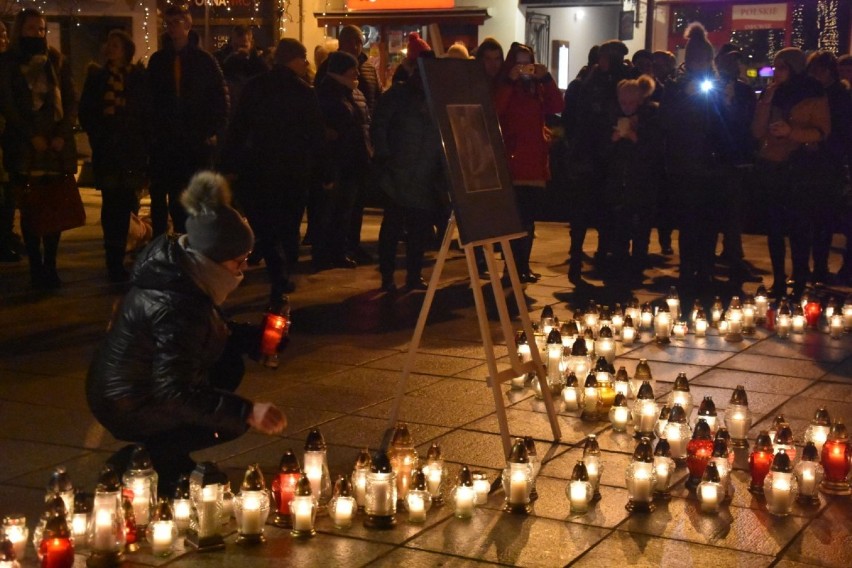 Wągrowczanie oddali hołd tragicznie zmarłemu Pawłowi Adamowiczowi. Na Rynku powstało wielkie serce utworzone ze zniczy 