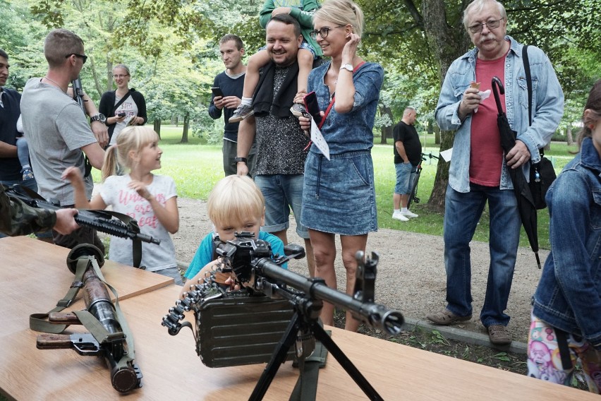 Piknik wojskowy w Źródliskach. Obchody Święta Wojska...