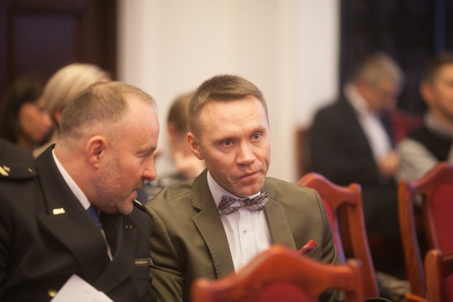 Komendant Dariusz Grzybowski (z prawej) na początku przysłuchiwał się debacie radnych, ale potem opuścił salę i już nie wrócił
