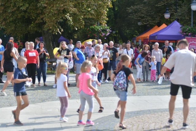 Zdjęcie z festynu, który odbył się w Parku Kościuszki. Zebrane na nim środki zostaną przeznaczone na pierwszy w Radomiu ogród sensoryczny.