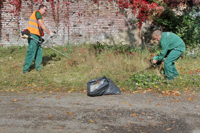 Prace społecznie użyteczne to m.in. sprzątanie