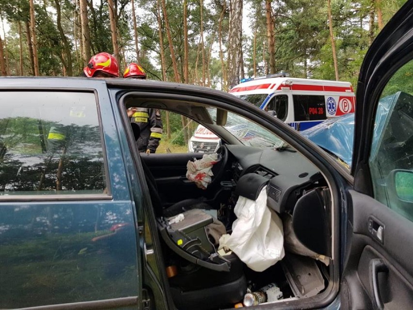 Poważny wypadek w Zawidowicach. Samochód uderzył w drzewo