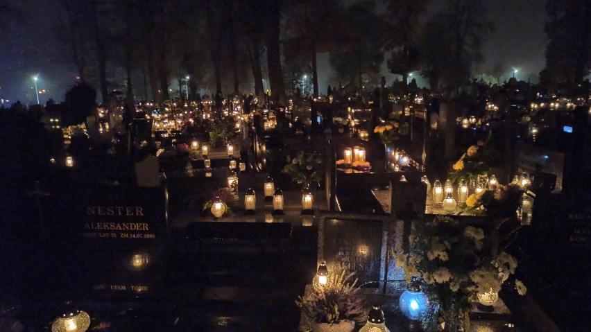 Cmentarz tyniecki w Kaliszu. Kaliszanie na ostatnią chwilę odwiedzają groby bliskich. ZDJĘCIA