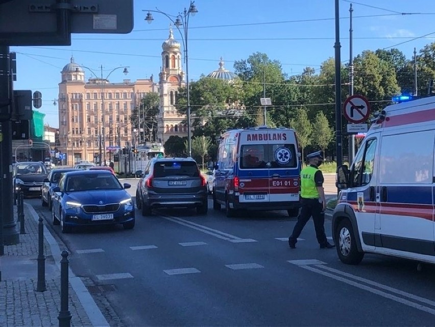 Pasażer wypadł z motocykla i głową uderzył w sygnalizator. W...