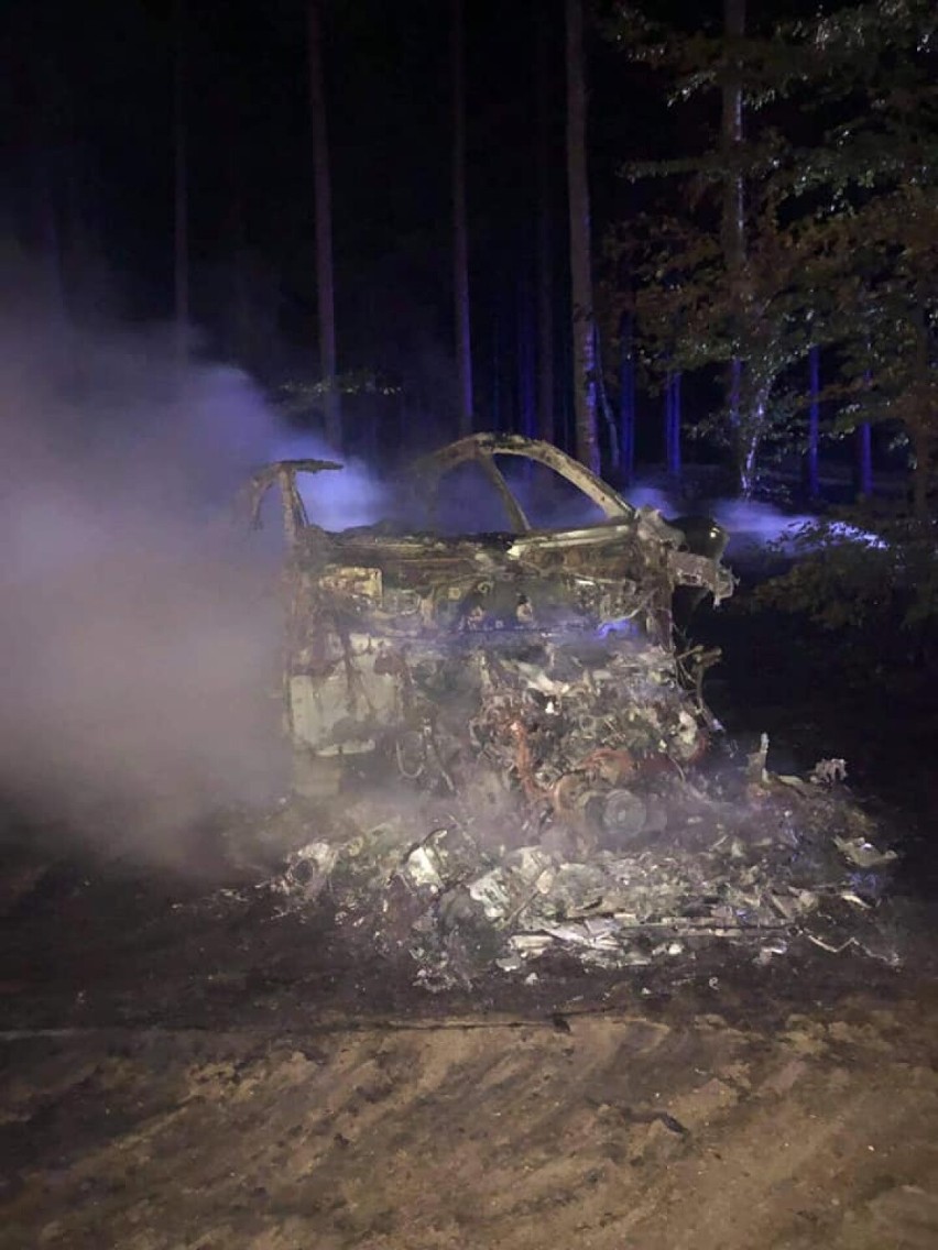 Nad jeziorem w Trzcinnie spłonęło porsche za 400 tys. zł. Policja szuka podpalacza