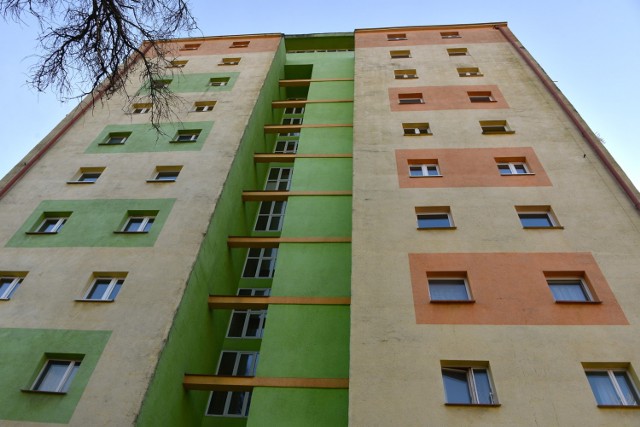 Mieszkańcy najwyższych pięter bloku przy ulicy Krakowskiej 6 w Kielcach mają dość częstych awarii windy.