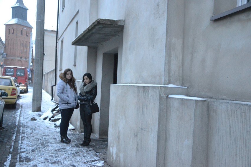 Karolina i Monika przy kamienicy na Rapackiego w Lipnie.