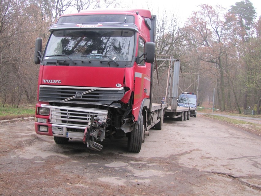 Ul. Osmolicka: Czołowe zderzenie ciężarówki z autem osobowym