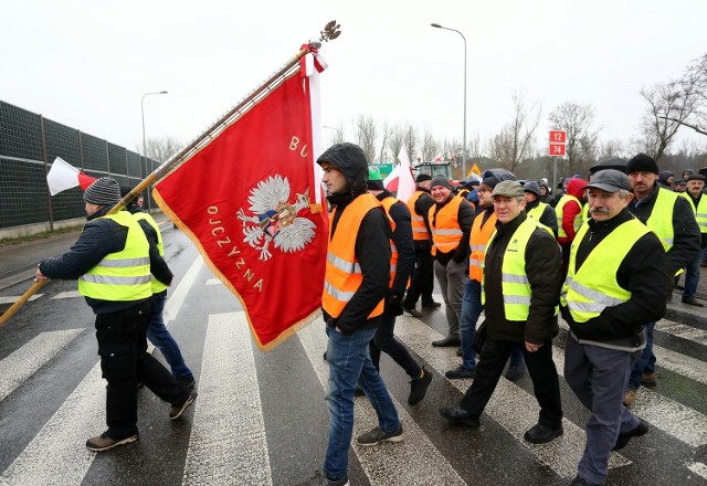 Protest w Przygłowie na drodze krajowej nr 12 Piotrków - Sulejów. Rolnicy chodzą po przejściu dla pieszych
