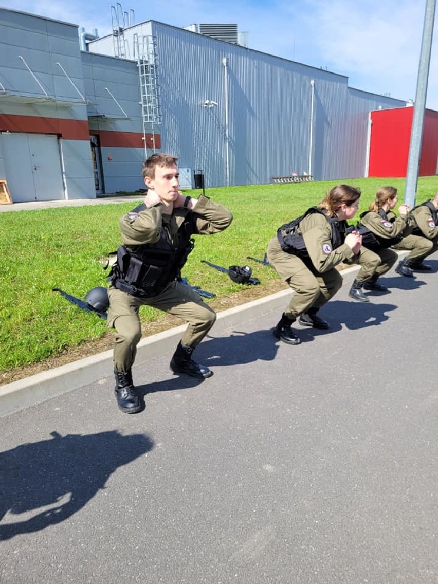 Ćwiczenia uczniów z klasy wojskowej