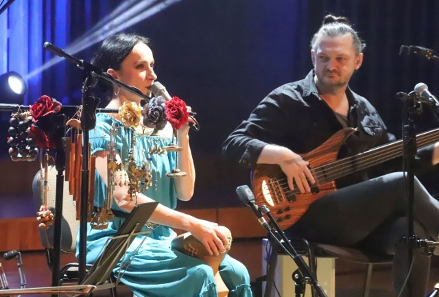 Renata Przemyk zaprezentowała niezwykle kameralne piosenki na scenie w auli Zespołu Szkół Muzycznych w Radomiu.