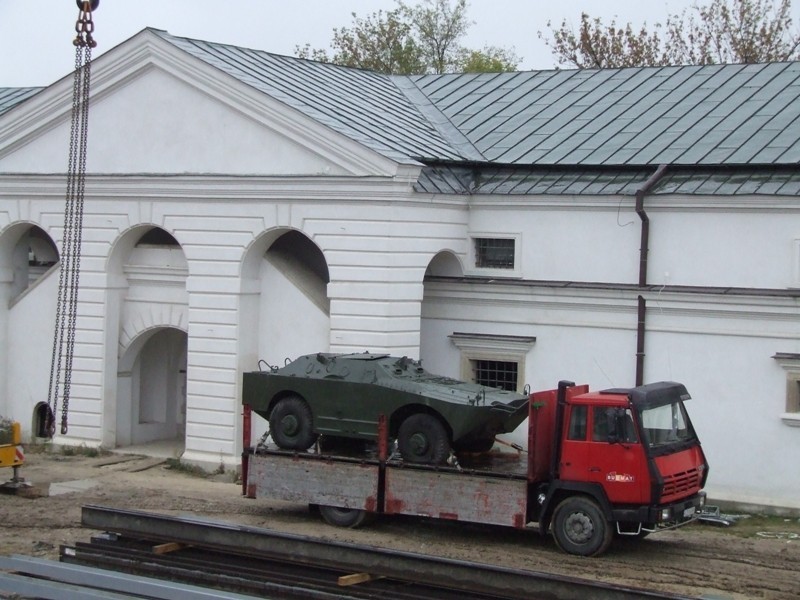 Muzeum Fortyfikacji i Broni w Zamościu: Transportują...