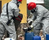 Podczas rozbiórki budynku gospodarczego w Rytrze odkryli beczki ze śmierdzącą substancją. Z pomocą ruszyli strażacy