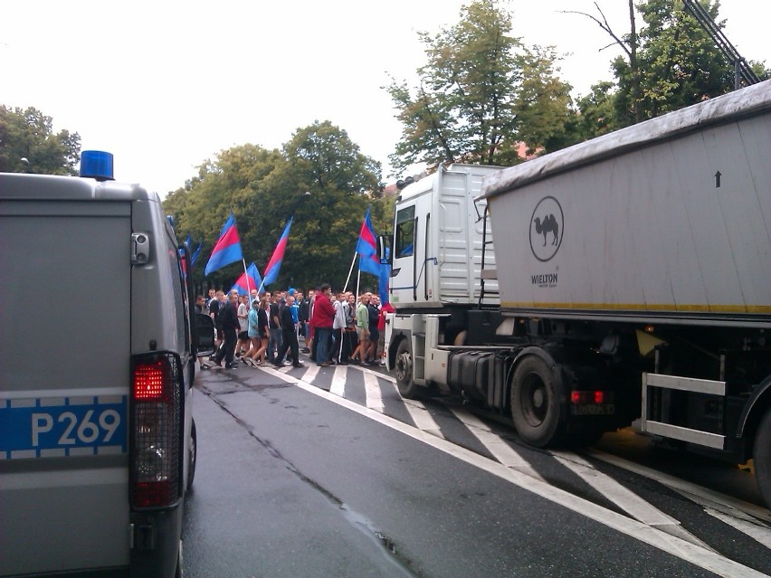 Piast Gliwice: Potężne korki w centrum Gliwic. Kibice protestują [WIDEO + ZDJĘCIA]