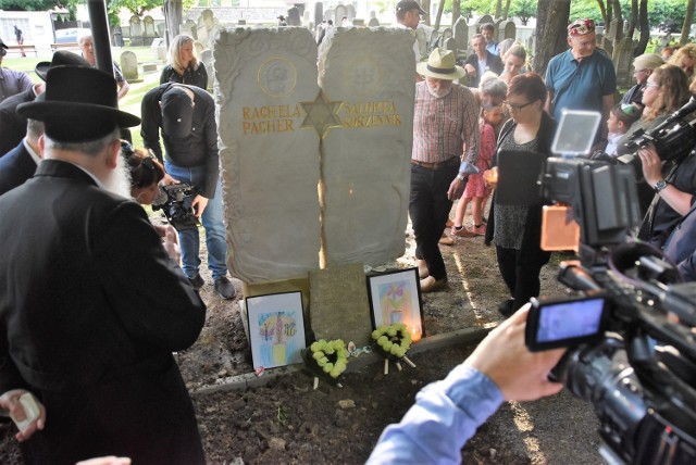 Ekshumowane w Kołaczycach szczątki zostały przywiezione na Cmentarz Żydowski w Tarnowie i złożone do przygotowanego grobu, obok którego ustawiono bogato zdobioną macewę