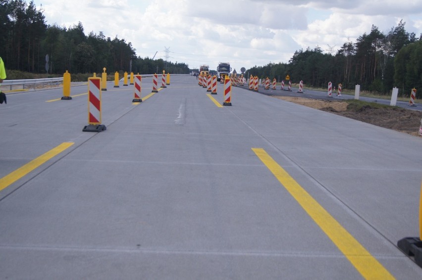 Budowa autostrady A1. Pierwszy odcinek betonowej jezdni koło...