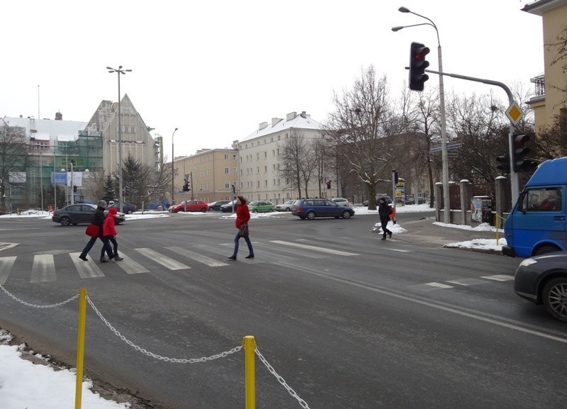 Przejście przez skrzyżowanie ulic Niepodległości i...