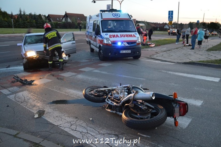 Wypadek motocyklisty w Tychach. 22-letni kierowca mercedesa nie ustąpił pierwszeństwa
